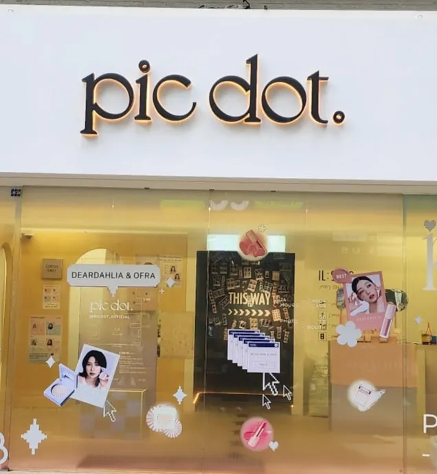 디어달리아 × 오프라 콜라보로 꾸민 픽닷 홍대점 쇼윈도
