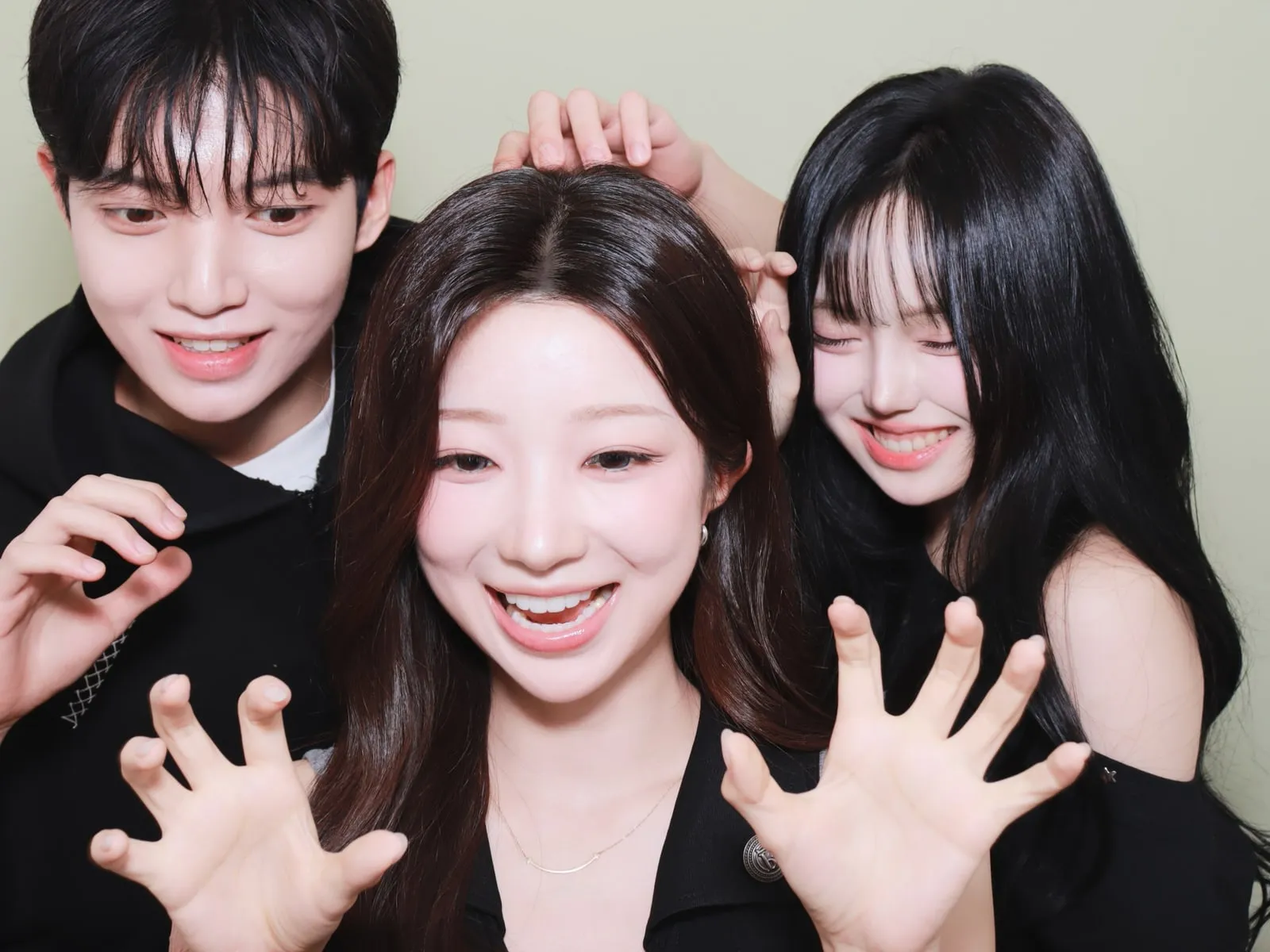 웨딩픽닷 부스로 찍은 세 사람의 사진